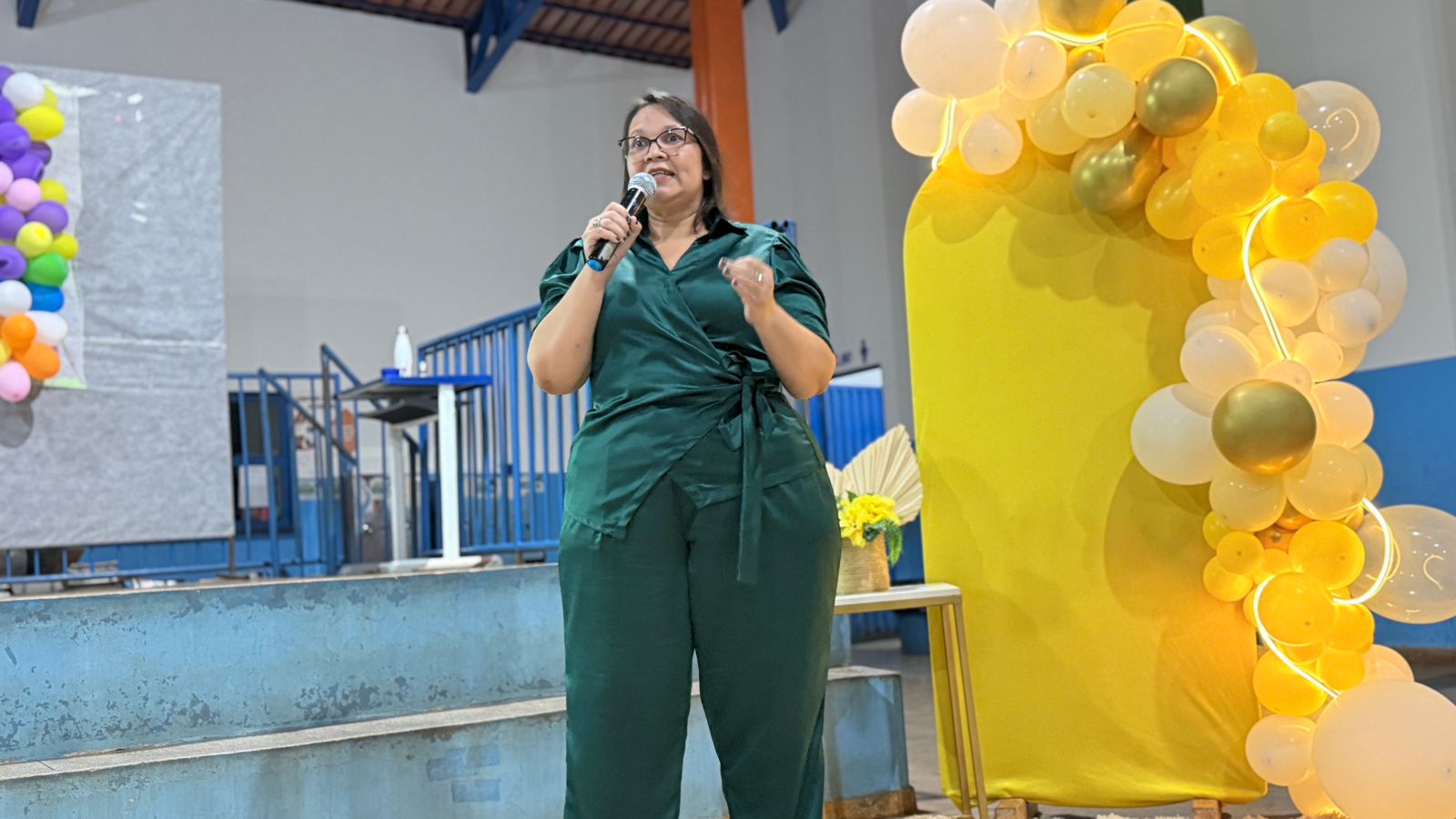 Cleane Barbosa palestrando